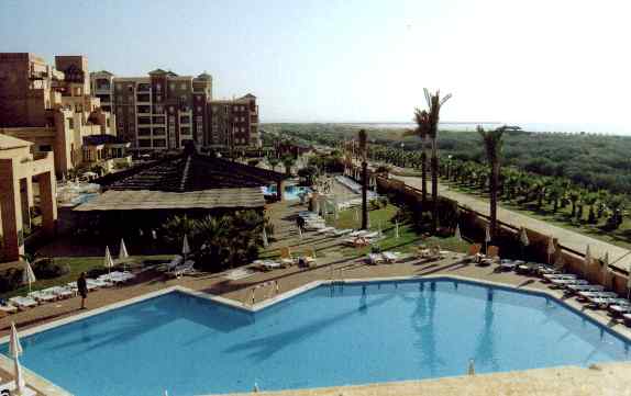 Pool vor dem Hotel