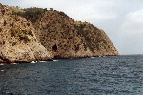 ...mit dem Schiff an der Küste entlang